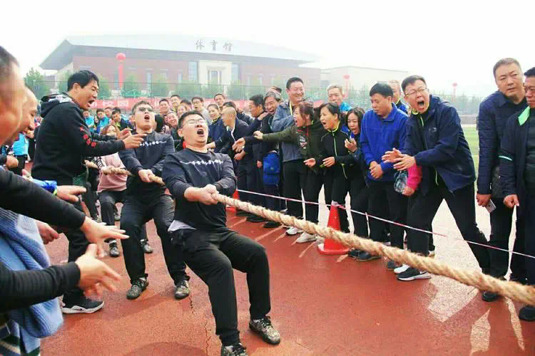 女人坐地铁夹住网球拍